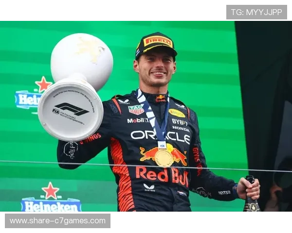 F1赛季最新动态：维斯塔潘强势夺冠 哈特利和舒马赫表现亮眼